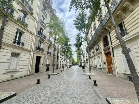 Local commercial de 52 m2  –  Nue-Propriété – Levallois-Perret